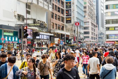 Hong Kong 29 Mart 2024: Tsim Sha Tsui bölgesi Hong Kong 'da kalabalık