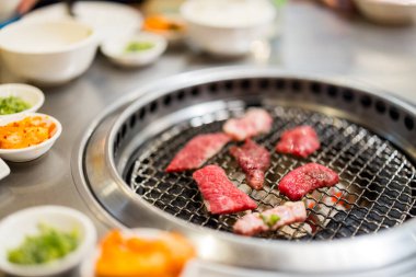 Restoranda biftekli Japon barbeküsü.