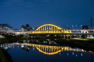 Tayvan 22 Mart 2024: Tayvan nehir parkı geceleyin