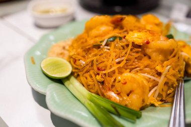 Tayland mutfağı kızarmış erişteli Tayland yemeği.