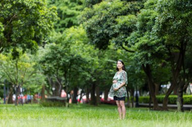 Parkta Asyalı hamile.