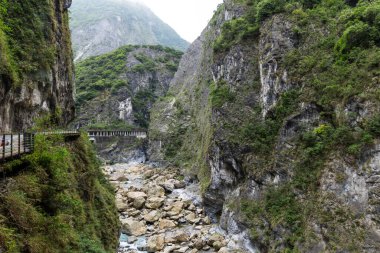Hualien Tayvan 'daki Taroko Ulusal Parkı' nda yürüyüş yolu.