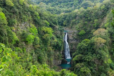 Tayvan 'ın Taoyuan bölgesindeki Xiao Wulai Manzarası