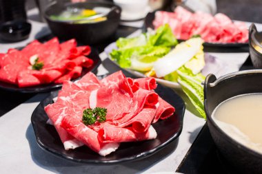 Güveç lokantasında bir dilim et.