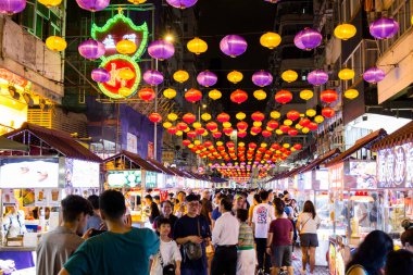 Hong Kong 27 Nisan 2024: Geceleyin Hong Kong Tapınağı sokak pazarı