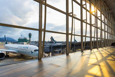 Hong Kong 29 Nisan 2024: Günbatımında Hong Kong Uluslararası Havaalanı