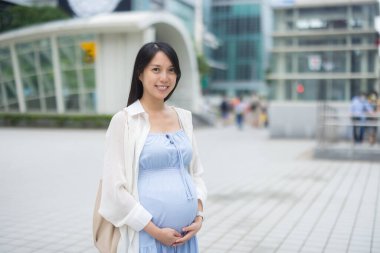 Şehirde Asyalı hamile.