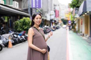 Şehirdeki Asyalı hamile kadın.