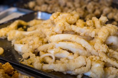 Kızarmış kalamar sokak pazarında satılıyor.