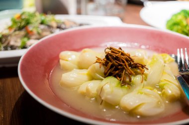 Restoranda çorba ve haşlanmış sebze.