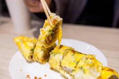 Kahvaltı dükkanında yumurtalı gözleme ile Tayvan kahvaltısı