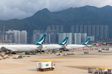 Hong Kong 29 Nisan 2024: Hong Kong Uluslararası Havaalanı 'nda havaalanı park önlüğü