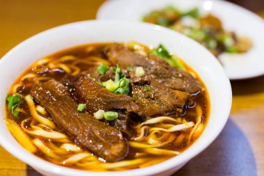 Tayvan baharatlı kırmızı çorbalı erişte kasesi.