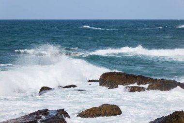 Büyük deniz dalgaları kıyıya vuruyor.