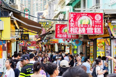 Macau 29 Haziran 2023: Taipa 'daki hediyelik eşya caddesinde kalabalık