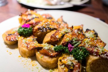 Kızarmış yılanbalıklı kızarmış ekmek.