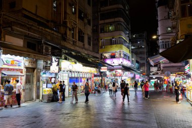 Hong Kong 27 Nisan 2024: Kowloon ilçesinde gece vakti Hong Kong Tapınağı sokak pazarı