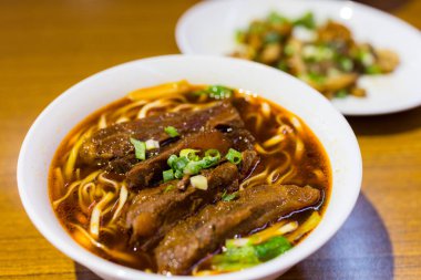 Tayvan baharatlı kırmızı çorbalı erişte kasesi.