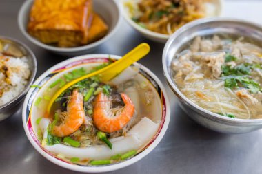 Tayvan usulü karidesli pirinç eriştesi.