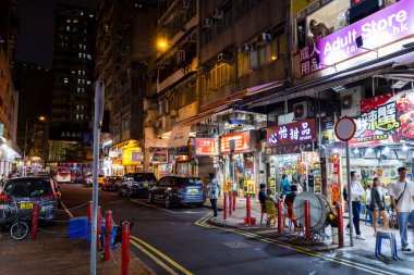 Hong Kong 27 Nisan 2024: Kowloon ilçesinde gece vakti Hong Kong Tapınağı sokak pazarı