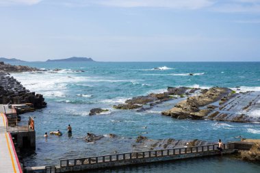 Tayvan 'ın kuzeyindeki doğal yüzme kulübesi.