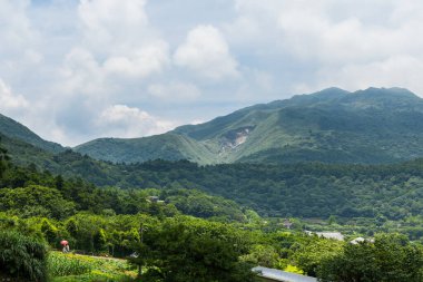 Tayvan 'daki Yangmingshan Milli Parkı' ndaki güzel dağ ve köy.
