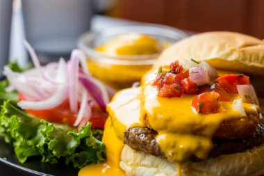 Restoranda salatalı çizburger.