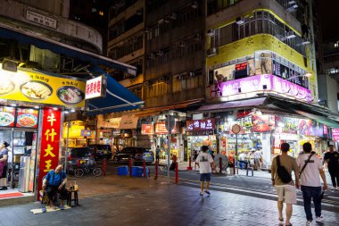 Hong Kong 27 Nisan 2024: Kowloon ilçesinde gece vakti Hong Kong Tapınağı sokak pazarı