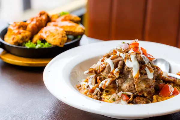 Restoranda etli makarna.