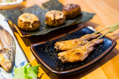 Restoranda tavuk kanadı şişleri