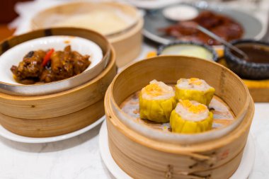 Çin usulü Dim Sum ve buharda pişmiş shumai sepeti.