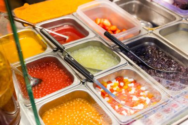 Tayvan tatlı soslu ve dondurmalı sokak pazarında satılıyor.