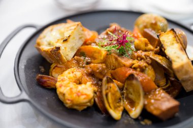 Lokantada soslu ızgara.