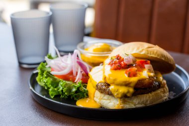 Restoranda salatalı çizburger.