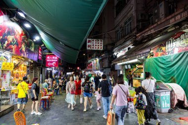 Hong Kong 27 Nisan 2024: Kowloon ilçesinde gece vakti Hong Kong Tapınağı sokak pazarı
