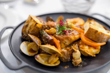 Lokantada soslu ızgara.