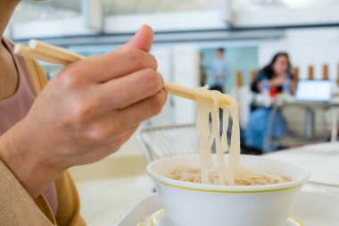 Asya usulü erişte Lai Fun çorba kasesi.