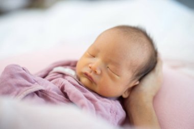 Sevimli bebek annesiyle uykuya daldı.