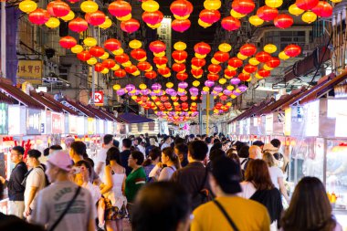 Hong Kong 27 Nisan 2024: Geceleyin Hong Kong Tapınağı sokak pazarı