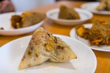 Lokantada yapışkan pirinç köftesi