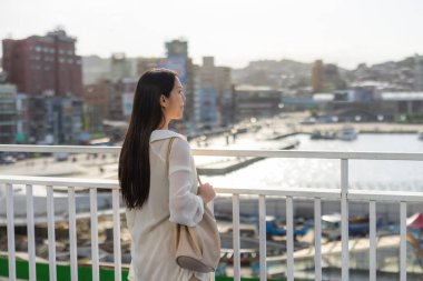 Taipei 'li Keelung' a bir kadın geldi.