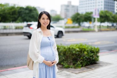 Şehirdeki Asyalı hamile kadın.