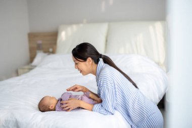 Asyalı anne oğluna iyi bak.