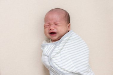 Yeni doğmuş bebek kundaklanmış ağlar