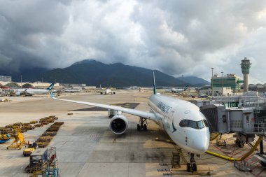 Hong Kong 29 Nisan 2024: Hong Kong Uluslararası Havaalanı 'nda havaalanı park önlüğü