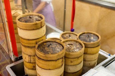 Yum Cha Çin restoranında buharda pişirilmiş bambu sepeti.
