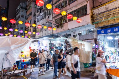 Hong Kong 27 Nisan 2024: Geceleyin Hong Kong Tapınağı sokak pazarı