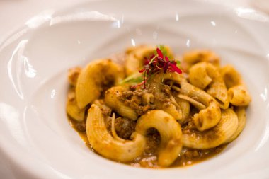 Domuz ve biftekli makarna.