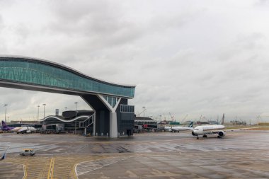 Hong Kong 24 Nisan 2024: Hong Kong Uluslararası Havaalanı 'nda havaalanı park önlüğü