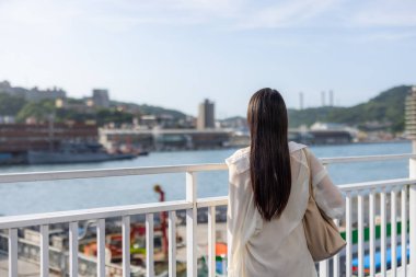 Taipei 'li Keelung' a bir kadın geldi.